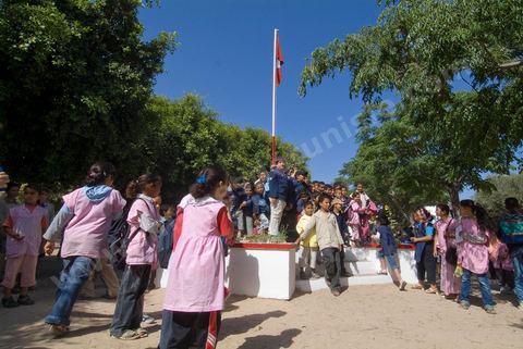 Ecole primaire à Houmt Souk sur l'île de Djerba - ecoliers dans leur école primaire, salle de classe, cour de récréation, écoliers en blouse rose et bleu, instituteur, cours de classe de primaire en Tunisie. enfants dasns sale de classe d'une école