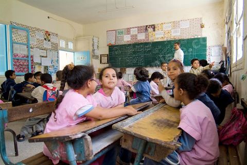 Ecole primaire à Houmt Souk sur l'île de Djerba - ecoliers dans leur école primaire, salle de classe, cour de récréation, écoliers en blouse rose et bleu, instituteur, cours de classe de primaire en Tunisie. enfants dasns sale de classe d'une école