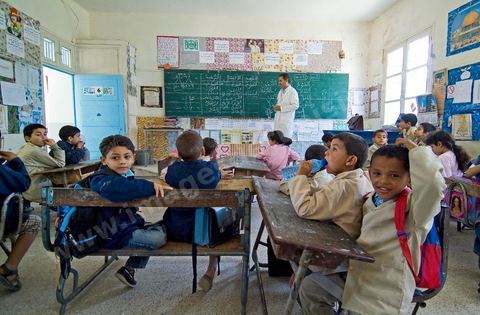 Ecole primaire à Houmt Souk sur l'île de Djerba - ecoliers dans leur école primaire, salle de classe, cour de récréation, écoliers en blouse rose et bleu, instituteur, cours de classe de primaire en Tunisie. enfants dasns sale de classe d'une école