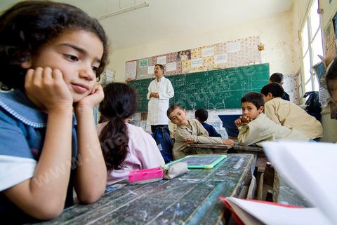 Ecole primaire à Houmt Souk sur l'île de Djerba - ecoliers dans leur école primaire, salle de classe, cour de récréation, écoliers en blouse rose et bleu, instituteur, cours de classe de primaire en Tunisie. enfants dasns sale de classe d'une école