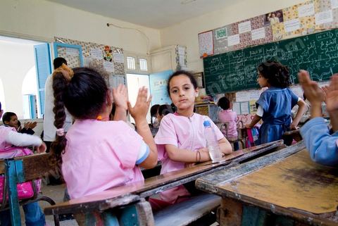Ecole primaire à Houmt Souk sur l'île de Djerba - ecoliers dans leur école primaire, salle de classe, cour de récréation, écoliers en blouse rose et bleu, instituteur, cours de classe de primaire en Tunisie. enfants dasns sale de classe d'une école