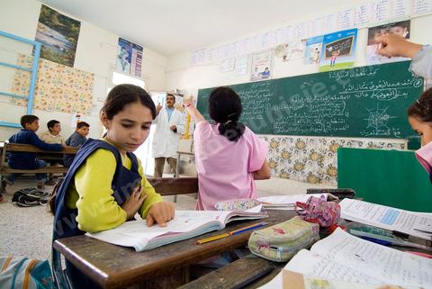 Ecole primaire à Houmt Souk sur l'île de Djerba - ecoliers dans leur école primaire, salle de classe, cour de récréation, écoliers en blouse rose et bleu, instituteur, cours de classe de primaire en Tunisie. enfants dasns sale de classe d'une école