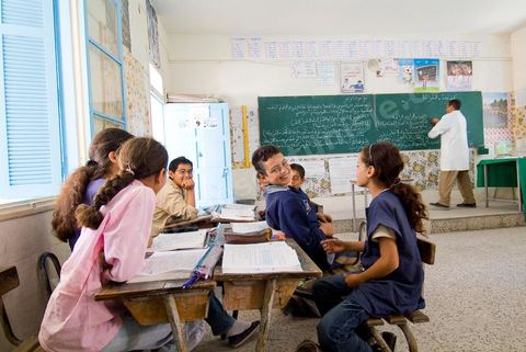 Ecole primaire à Houmt Souk sur l'île de Djerba - ecoliers dans leur école primaire, salle de classe, cour de récréation, écoliers en blouse rose et bleu, instituteur, cours de classe de primaire en Tunisie. enfants dasns sale de classe d'une école