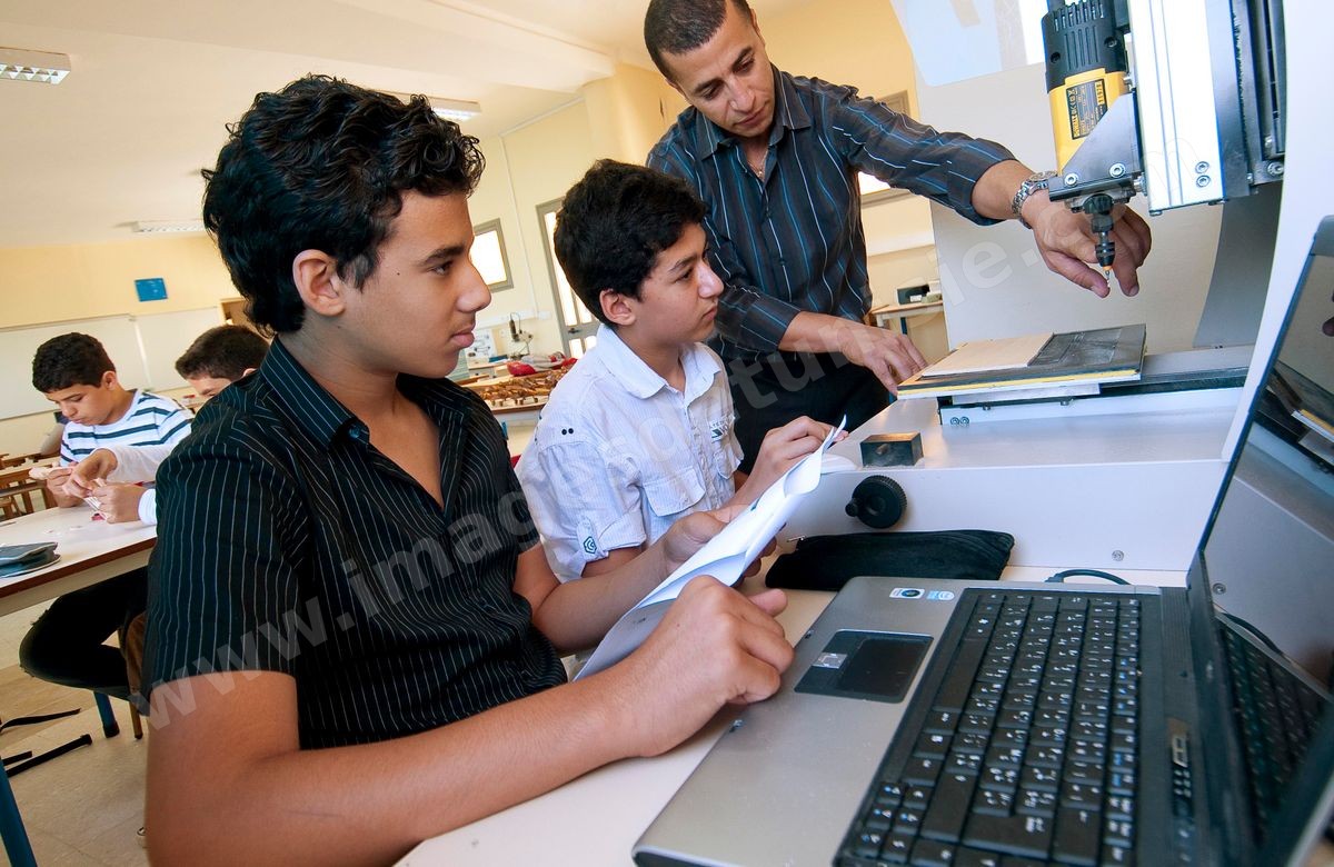 Salle de classe avec élèves de lycée à l'International School of Carthage ISC - Ecole International de Carthage - Ecole privée couvrant les enseignements de la maternelle au lycée