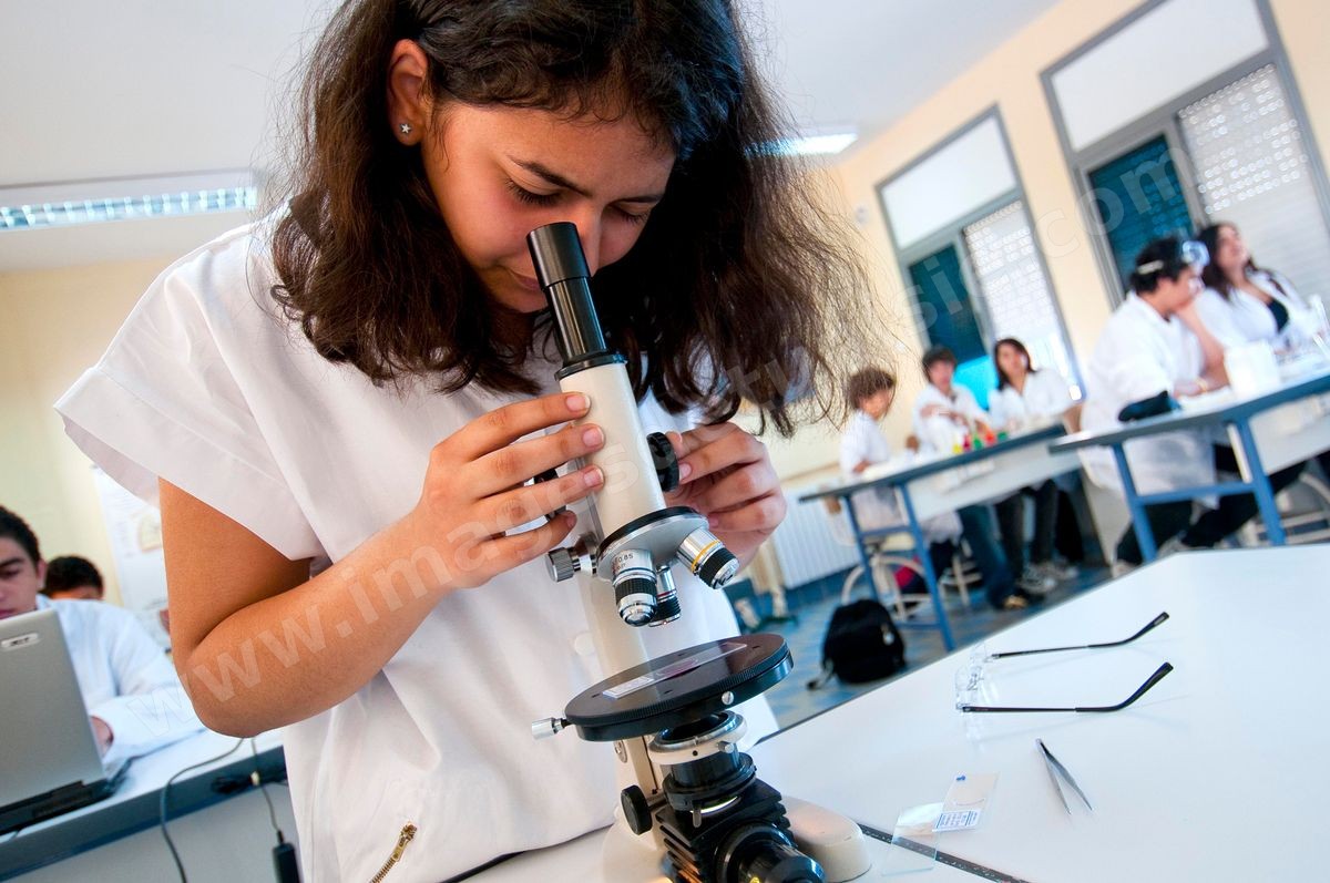 Salle de classe avec élèves de lycée à l'International School of Carthage ISC - Ecole International de Carthage - Ecole privée couvrant les enseignements de la maternelle au lycée