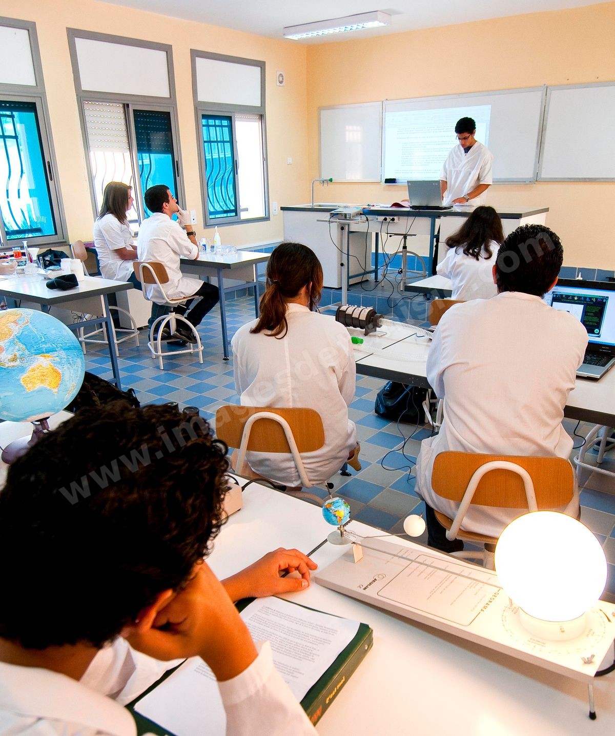 Salle de classe avec élèves de lycée à l'International School of Carthage ISC - Ecole International de Carthage - Ecole privée couvrant les enseignements de la maternelle au lycée