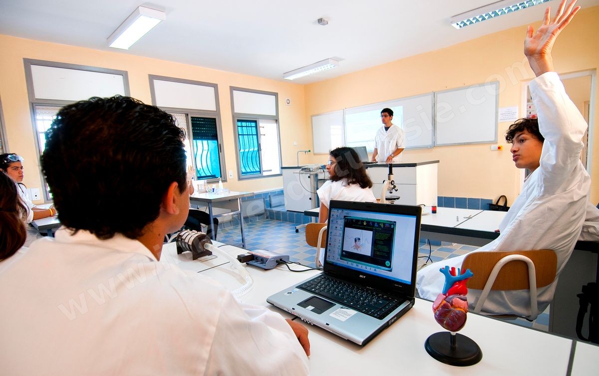 Salle de classe avec élèves de lycée à l'International School of Carthage ISC - Ecole International de Carthage - Ecole privée couvrant les enseignements de la maternelle au lycée
