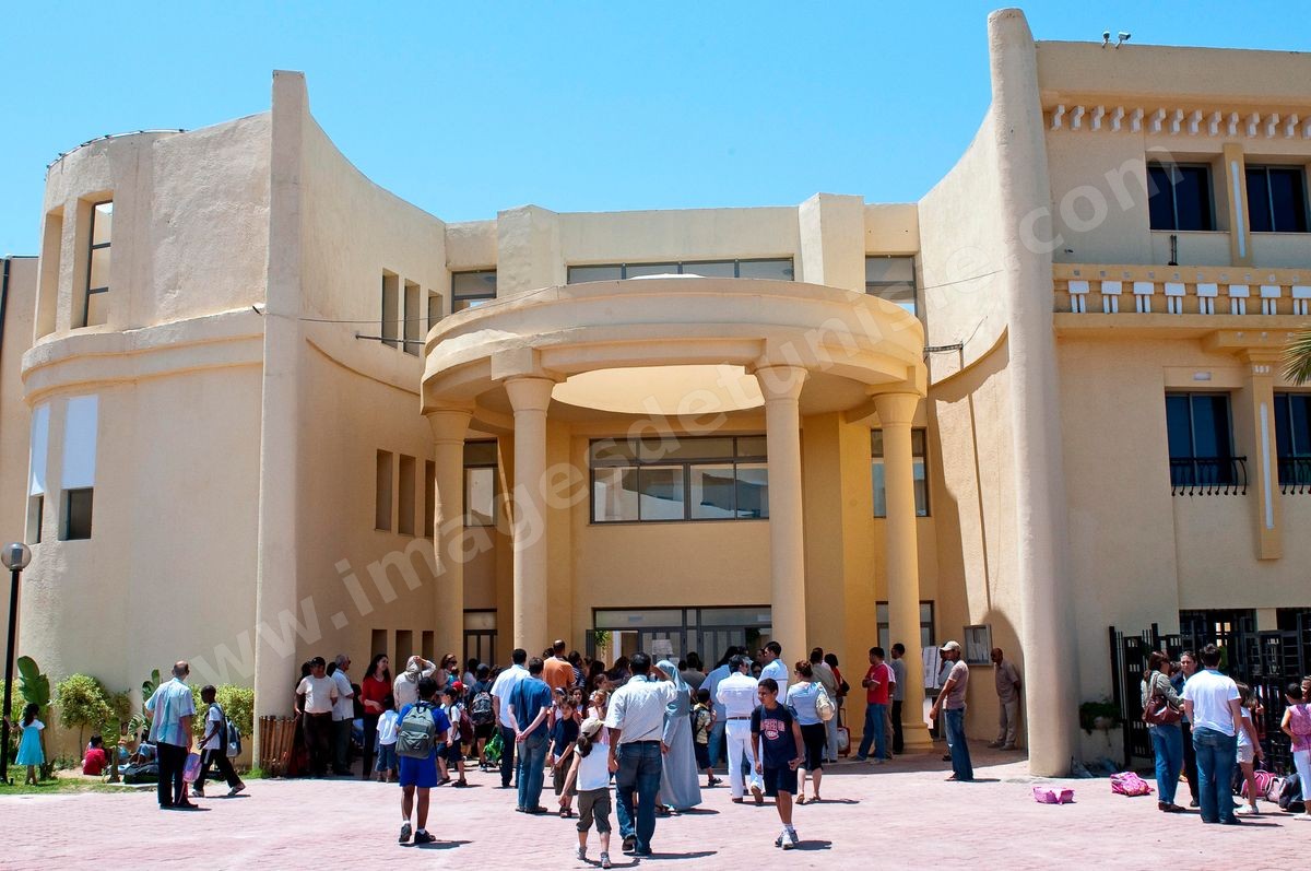 Cour du lycée avec éléves de l'International School of Carthage ISC - Ecole International de Carthage - Ecole privée couvrant les enseignements de la maternelle au lycée