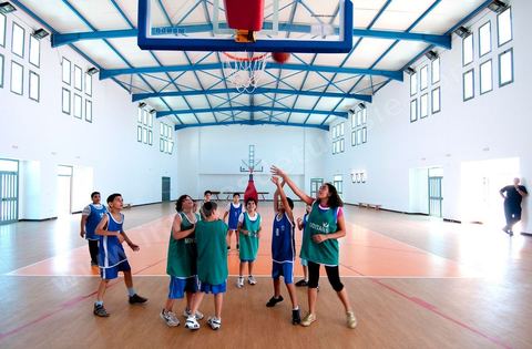 Salle de sport et gymnase avec éléves jouant au basket à l'International School of Carthage ISC - Ecole International de Carthage - Ecole privée couvrant les enseignements de la maternelle au lycée