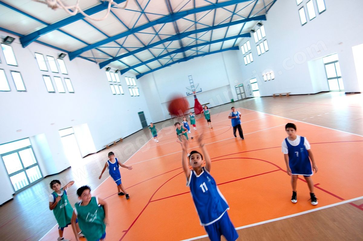 Salle de sport et gymnase avec éléves jouant au basket à l'International School of Carthage ISC - Ecole International de Carthage - Ecole privée couvrant les enseignements de la maternelle au lycée