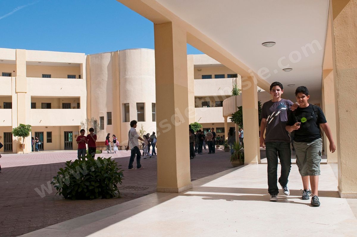 Cour du lycée avec éléves de l'International School of Carthage ISC - Ecole International de Carthage - Ecole privée couvrant les enseignements de la maternelle au lycée