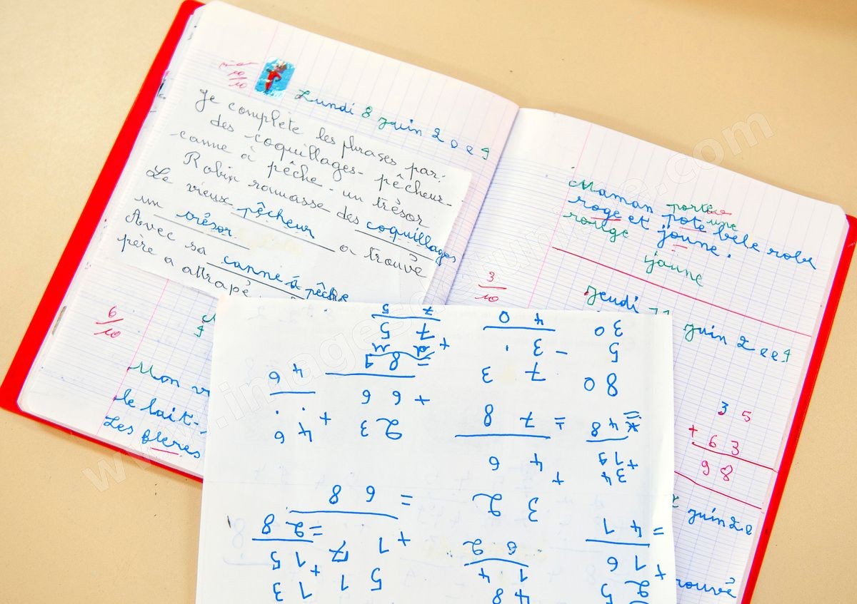 Table d'écoliers avec cahiers de classe et à l'International School of Carthage ISC - Ecole International de Carthage - Ecole privée couvrant les enseignements de la maternelle au lycée