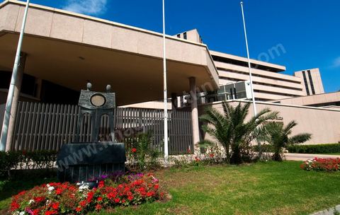 Façade côté avenue Mohamed V de la Banque centrale de Tunisie à Tunis