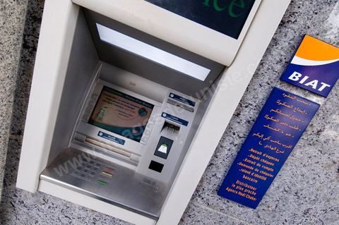 Distributeur Automatique de Billets - DAB - Visa Mastercard à Tunis - Agence bancaire de la BIAT - Banque Internationale Arabe de Tunisie - Avenue Mohamed V à Tunis