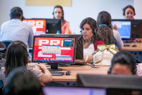 Salle avec téléopérateurs de la société Pro2C à Tunis Charguia II. Call center