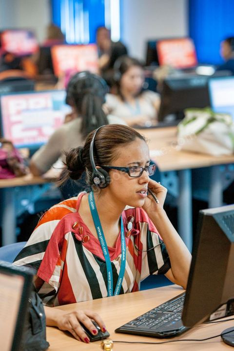 Salle avec téléopérateurs de la société Pro2C à Tunis Charguia II. Call center