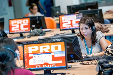 Salle avec téléopérateurs de la société Pro2C à Tunis Charguia II. Call center