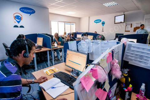 Salle avec téléopérateurs de la société Pro2C à Tunis Charguia II. Call center