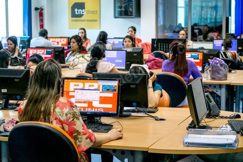 Salle avec téléopérateurs de la société Pro2C à Tunis Charguia II. Call center
