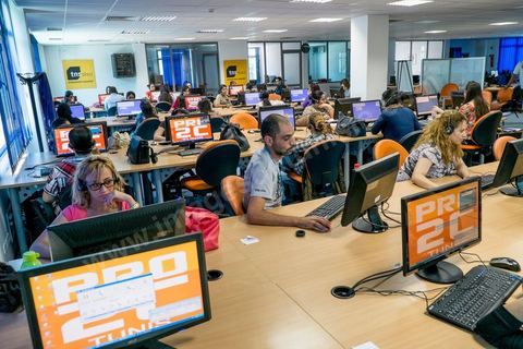 Salle avec téléopérateurs de la société Pro2C à Tunis Charguia II. Call center