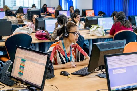 Salle avec téléopérateurs de la société Pro2C à Tunis Charguia II. Call center