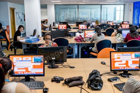 Salle avec téléopérateurs de la société Pro2C à Tunis Charguia II. Call center