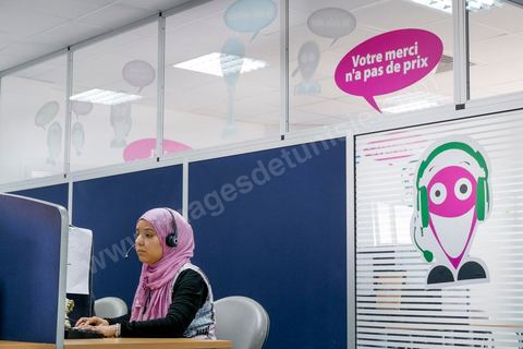 Salle avec téléopérateurs de la société PhoneAct à Tunis Charguia II. Call center