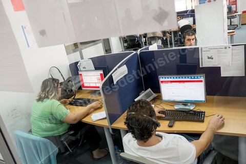 Salle avec téléopérateurs de la société PhoneAct à Tunis Charguia II. Call center