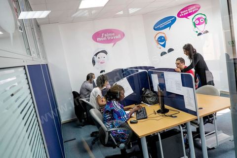 Salle avec téléopérateurs de la société PhoneAct à Tunis Charguia II. Call center