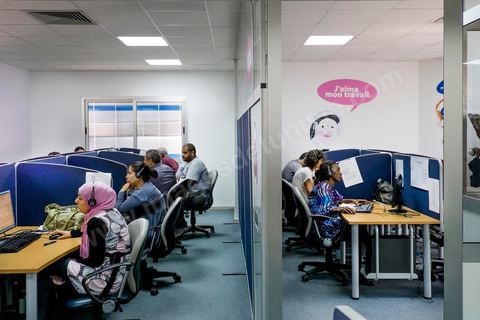 Salle avec téléopérateurs de la société PhoneAct à Tunis Charguia II. Call center