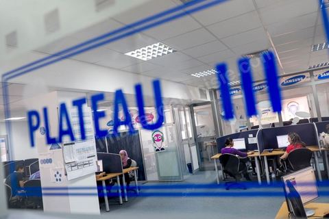 Salle avec téléopérateurs de la société PhoneAct à Tunis Charguia II. Call center
