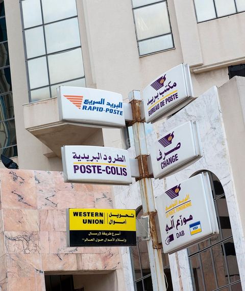 enseigne de la Poste Tunisienne Rapid-Poste Western Union à la poste centrale de Tunis