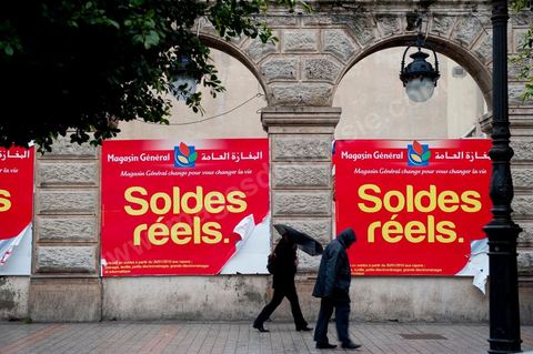 Panneaux publicitaires des Soldes réels du Magasin général sur l'avenue Habib Bourguiba à Tunis pour les soldes Hiver 2010