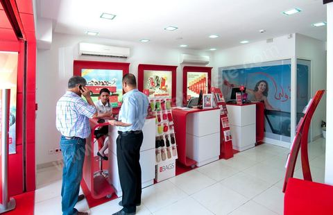Intérieur de l'agence commerciale de Tunisiana , premier opérateur privé de téléphonie mobile en Tunisie