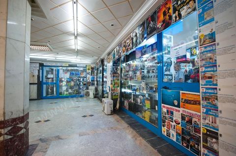 Galerie 7 entre l'avenue de Paris et l'avneue Habib Thameur, boutiques de vente de matériel informatique, CD & DVD de tous genres