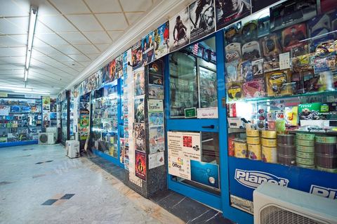 Galerie 7 entre l'avenue de Paris et l'avneue Habib Thameur, boutiques de vente de matériel informatique, CD & DVD de tous genres