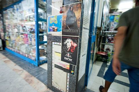 Galerie 7 entre l'avenue de Paris et l'avneue Habib Thameur, boutiques de vente de matériel informatique, CD & DVD de tous genres