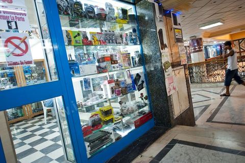 Galerie 7 entre l'avenue de Paris et l'avneue Habib Thameur, boutiques de vente de matériel informatique, CD & DVD de tous genres