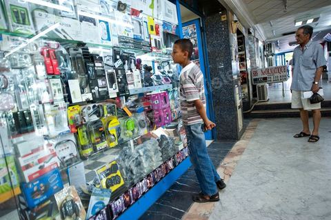 Galerie 7 entre l'avenue de Paris et l'avneue Habib Thameur, boutiques de vente de matériel informatique, CD & DVD de tous genres