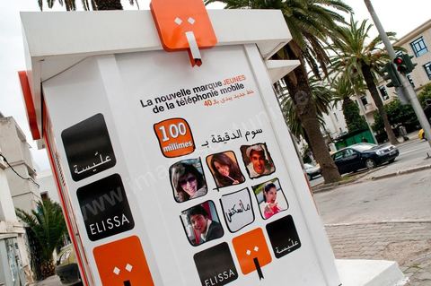 Box de vente de ligne Elissa la nouvelle marque jeune de la téléphonie mobile de Tunisie Telecom sur l'avenue Mohamed V à Tunis