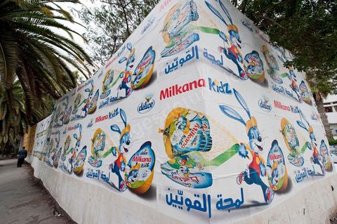 Affichage urbain sur l'avenue Mohamed V à Tunis