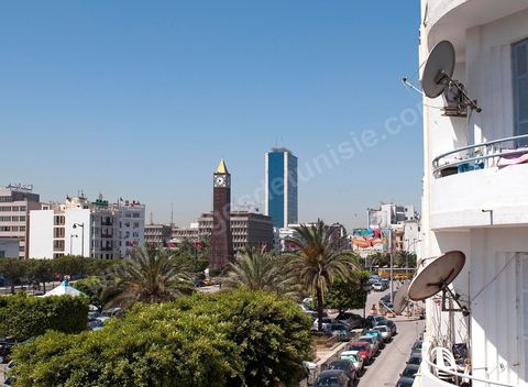 Immeuble avec parabole surplombant l'avenue Habib Bourguiba et la place du 7 novembre à Tunis