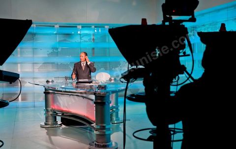 Plateau du JT télé de la wataniya 1 lors du JT de 12h avec Abdeljelil Abbassi, présentateur du JT, dans la rédaction et les studios de la chaine de Télévision nationale Tunisienne El Wataniya 1 et 2.