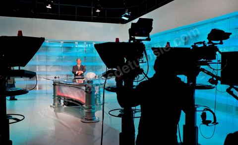 Plateau du JT télé de la wataniya 1 lors du JT de 12h avec Abdeljelil Abbassi, présentateur du JT, dans la rédaction et les studios de la chaine de Télévision nationale Tunisienne El Wataniya 1 et 2.