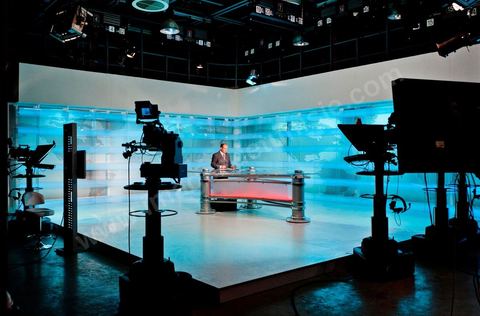 Plateau du JT télé de la wataniya 1 lors du JT de 12h avec Abdeljelil Abbassi, présentateur du JT, dans la rédaction et les studios de la chaine de Télévision nationale Tunisienne El Wataniya 1 et 2.