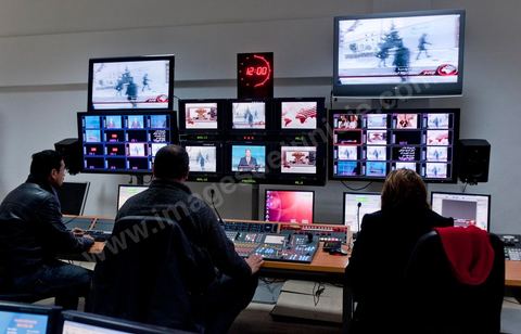 Régie du JT télé de la wataniya 1 lors du JT de 12h avec Abdeljelil Abbassi, présentateur du JT, dans la rédaction et les studios de la chaine de Télévision nationale Tunisienne El Wataniya 1 et 2.