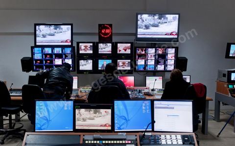 Régie du JT télé de la wataniya 1 lors du JT de 12h avec Abdeljelil Abbassi, présentateur du JT, dans la rédaction et les studios de la chaine de Télévision nationale Tunisienne El Wataniya 1 et 2.
