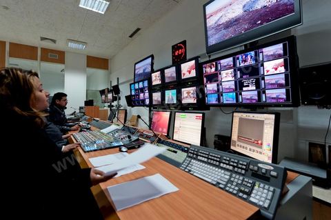 Régie du JT télé de la wataniya 1 lors du JT de 12h avec Abdeljelil Abbassi, présentateur du JT, dans la rédaction et les studios de la chaine de Télévision nationale Tunisienne El Wataniya 1 et 2.