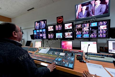 Régie du JT télé de la wataniya 1 lors du JT de 12h avec Abdeljelil Abbassi, présentateur du JT, dans la rédaction et les studios de la chaine de Télévision nationale Tunisienne El Wataniya 1 et 2.
