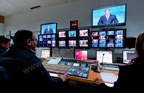 Régie du JT télé de la wataniya 1 lors du JT de 12h avec Abdeljelil Abbassi, présentateur du JT, dans la rédaction et les studios de la chaine de Télévision nationale Tunisienne El Wataniya 1 et 2.
